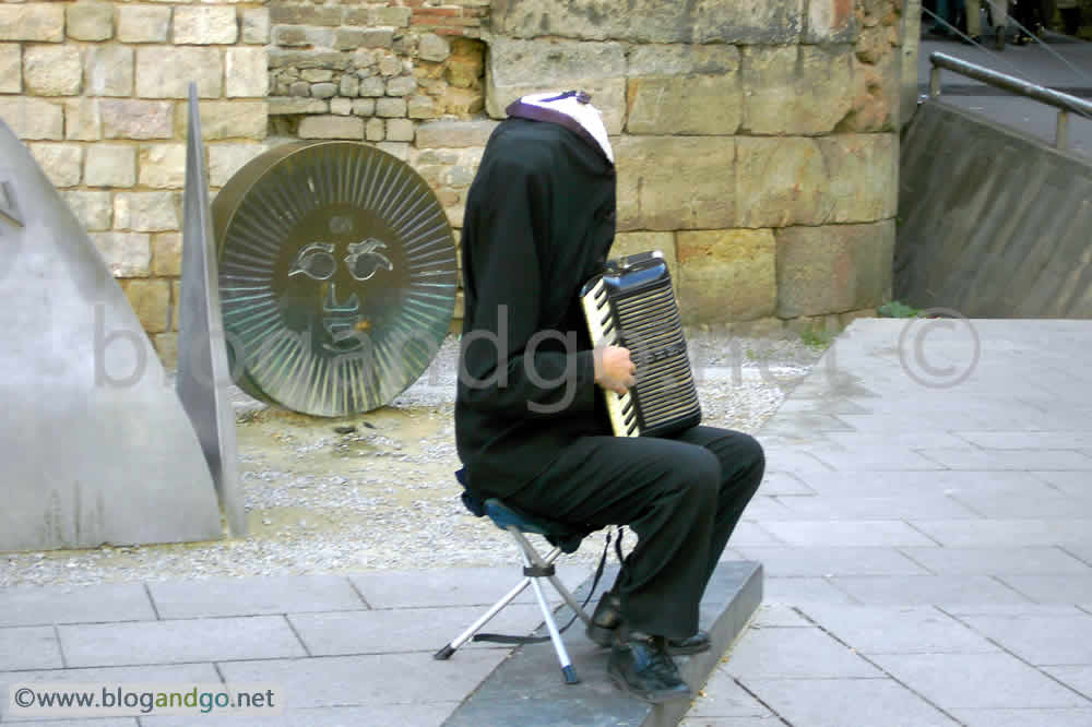 Headless street performer